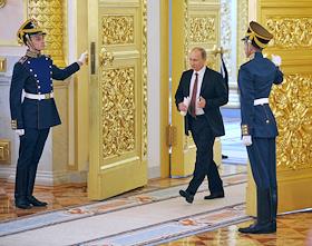 Президент России Владимир Путин вручил орден 'Родительская слава' в Александровском зале Большого Кремлёвского дворца