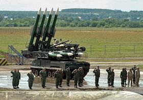 Репетиция военно-патриотической программы 'Непобедимые и легендарные' в рамках пресс-тура Второго Международного Форума 'Технологии в машиностроении-2012' на аэродроме Жуковский.

