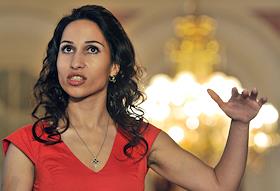 Оперная певица Светлана Касьян в гостях у детей Центра - YouTube