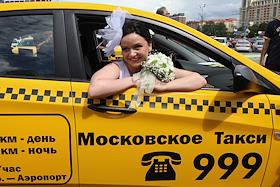 105 лет московскому такси. Выставка ретро-машин, многие из которых ходили по Москве в качестве такси, а также автомобилей, которые планируется принять в качестве стандартных такси для всего города, организованная Департамент транспорта, прошла у главного входа в парк Горького. Руководитель департамента транспорта и развития дорожно-транспортной инфраструктуры города Москвы Максим Лискутов