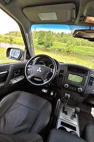 Обозреватель журнала 'Деньги' Илья Зиновьев во время тест-драйва автомобиля Mitsubishi Pajero(Мицубиси Паджеро)