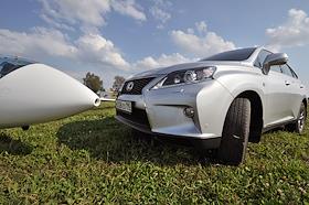 Обозреватель журнала 'Деньги' Илья Зиновьев во время тест-драйва автомобиля Lexus RX (Лексус RX)