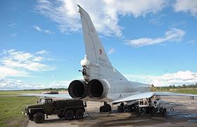 Подготовка к воздушному параду, посвященному празднованию столетия ВВС России на подмосковном аэродроме Жуковский в августе 2012 года, на авиабазе дальней авиации Шайковка (Калужская область). Репетиция прохода на предельно малой высоте группой в составе трех дальних бомбардировщиков Ту-22М3.

