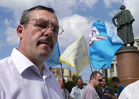 Митинг, организованный московскими таксистами, чтобы обратить внимание общественности и властей на проблемы работы такси, в сквере Суворовской площади