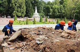 Государственный музей-заповедник 'Петергоф'. Капитально-реставрационный ремонт каскада 'Шахматная гора'. Подводящие чугунные трубы, установленные при строительстве каскада в начале XVIII века, в процессе реставрации будут сохранены