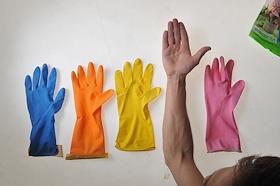 Обложка журнала 'Деньги'. Рука и цветные резиновые перчатки