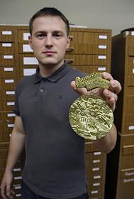 Павел Русаков, пятимиллионный житель Ленинграда, родившийся 23 февраля 1988 года с памятной медалью в фонде нумизматики музея истории санкт-Петербурга, куда медаль передала мать Павла