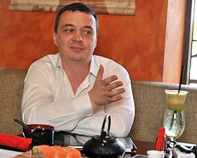 Руководитель направления по работе с торговыми сетями компании 'Fujitsu' Дмитриий Абрамов и директор управления ИТ компании 'Юлмарт' Павел Чекель