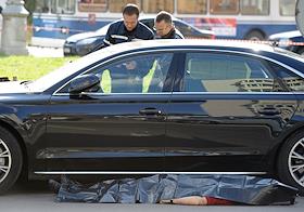Автомобиль Audi A8, расстрелянный неизвестными, в районе дома № 20 на Карамышевской набережной