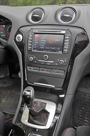 Обозреватель журнала 'Деньги' Илья Зиновьев во время тест-драйва автомобиля Ford Mondeo Sport (Форд Мондео Спорт)