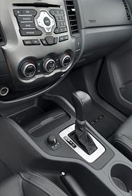 Обозреватель журнала 'Деньги' Илья Зиновьев во время тест-драйва автомобиля Ford Ranger (Форд Рейнджер)