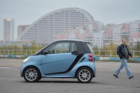 Обозреватель журнала 'Деньги' Илья Зиновьев во время тест-драйва автомобиля Smart (Смарт) компании-производителя Mercedes-Benz Cars Group