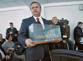 Торжественная церемония закладки двух артиллерийских речных бронекатеров 'Гюрза-М' для военно-морских сил (ВМС) на заводе 'Ленинская кузница'