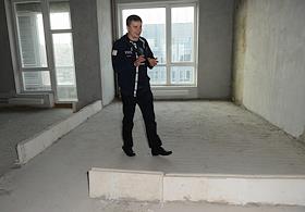 Актер Александр Носик осматривает квартиу в жилом комплексе 'Фьюжн'