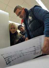 Предприниматель Василий Митько и корреспондент ИД 'Коммерсантъ' Анастасия Каримова во время осмотра здания ОАО 'Крокус'