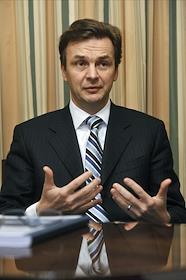 Интервью с Курасом Гетцем (Kuras Goetz) руководителем лондонского и московского офисов Oliver Wyman в отеле 'Ритц Карлтон'.
