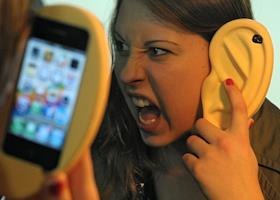 Девушка с IPhone 4 в чехле в виде уха