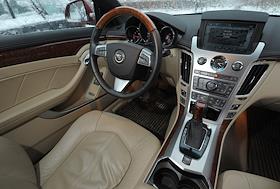 Обозреватель журнала 'Деньги' Илья Зиновьев во время тест-драйва автомобиля Cadillac CTS (Кадиллак)