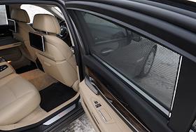 Обозреватель журнала 'Деньги' Илья Зиновьев во время тест-драйва автомобиля BMW 740 (БМВ 740)