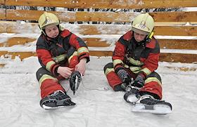 Пожарные катаются на коньках в ПКО им. М.Горького