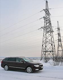 Обозреватель журнала 'Деньги' Илья Зиновьев во время тест-драйва автомобиля Skoda Superb (Шкода Суперб)