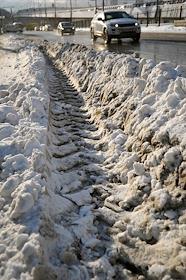 Последствия снегопада в Москве. Уборка снега на улицах города. Дорожное движение