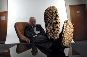 Обложка для журнала 'Деньги'. Лапти