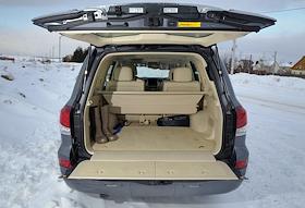 Обозреватель журнала 'Деньги' Илья Зиновьев во время тест-драйва автомобиля Lexus LX(Лексус ЛХ)