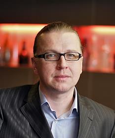 Генеральный директор брэндингового агентства Depot WPF Алексей Андреев в офисе бизнес-центра АКМА. Библиотека