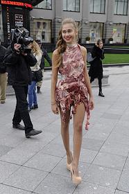 Акция активистов общественной организации 'Правда о еде' напротив ЦУМа