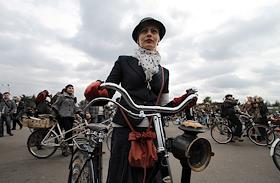 Tweed Run - велопробег, около 150 участников  одетые как английские леди и джентльмены 30-40-х годов прошлого века проехали по городу в винтажной одежде, устроили на привале английское чаепитие и приняли участие в конкурсах на лучший велосипед, лучшие наряды, лучшие чулки, лучшую бороду и усы