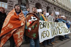 У здания Киевсовета жители столицы собрались на Марш одеял, чтобы выразить свой протест против холодных батарей, к теплу подключена только треть домов в Киеве