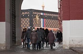 Павильон выставки «Душа странствий», также известный как 'чемодан Louis Vuitton', на Красной площади