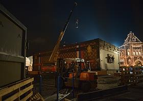 Демонтаж павильона 'Душа странствий' (так называемый 'чемодан Louis Vuitton') на Красной площади