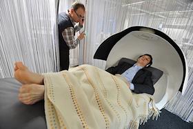 Генеральный директор Energy Point Алексей Винокуров и Роман Масленников в капсулах для сна