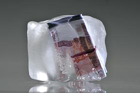 Обложка для журнала 'Деньги'. Денежные купюры во льду