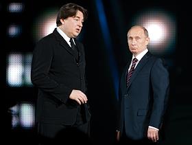 Премьер-министр России Владимир Путин и генеральный директор 1 канала Константин Эрнст. 9 мая 2009г, Олимпийский
