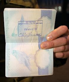 Россия, Санкт-Петербург. Энтони Пэрретт (подданнный Великобритании) первым из 'артический тридцатки' активистов Гринпис получил постановление о прекращении уголовного дела вследствии акта амнистии и штамп в паспор о том, что у него приняты документы для оформления транзитной российской визы