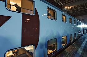 Пассажиры двухэтажного поезда 'Москва-Адлер'