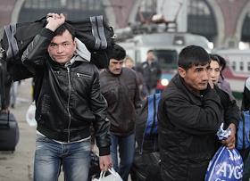 Пассажиры перед отправкой поезда 'Ташкент-Москва'