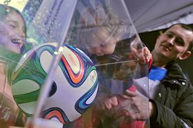 Демонстрация кубка мира по футболу FIFA в Центральном Парке культуры и отдыха им. Горького