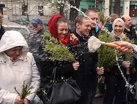 Вход Господень в Иерусалим (Вербное воскресенье). Верующие у Свято-Владимирского собора Киева.

