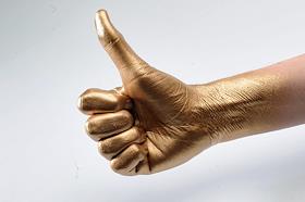 Рука, покрашенная золотой краской