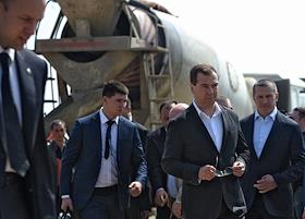 Председатель правительства России Дмитрий Медведев во время поездки в село Ленинское в Еврейской автономной области (ЕАО), пострадавшего от наводнения в 2013 году