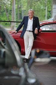 Бренд-тренер компании 'Бентли' Дерек Белл во время интервью