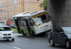 Кантемировская улица, ДТП с маршрутным такси - автобус наехал на высокое ограждение под железнодорожным мостом