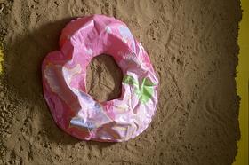 Обложка для журнала 'Деньги'. Надувной круг для плавания