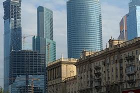 Мэр Москвы Сергей Собянин, руководитель Департамента строительства Москвы Андрей Бочкарев, заместитель мэра Москвы по градостроительной политике и строительству Марат Хуснуллин осмтаривают ход реконструкции съезда с МКАД на Можайское шоссе и Можайский путепровод