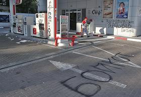 Российская АЗС , атакованная участниками инициативы 'Бойкот российских АЗС', в Киеве