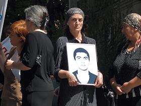 Иллюстрации к проекту «Новые лица Беслана» Местные жители на траурном мероприятии в годовщину трагедии в Беслане на территории мемориала памяти жертв теракта 1 сентября 2004 года.
